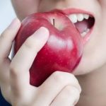 ماذا يحدث للكوليسترول عند تناول التفاح يوميًّا؟