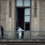 هل توَرَّط حارس أمن “اللوفر” في سرقة المجوهرات؟