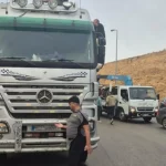 أصحاب الشاحنات يقطعون طريق ضهر البيدر الدولية… واحتجاز مواطنين في سياراتهم!