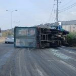 بالصورة- زحمة سير بسبب انقلاب شاحنة