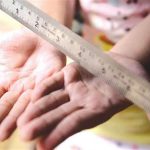بالفيديو- مديرة مدرسة في داريا تعتدي بالضرب على طلابها