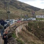 بالفيديو- أصحاب الشاحنات يقطعون طريق ضهر البيدر وشتورا إحتجاجاً