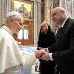 بالفيديو- البابا يحيي المؤمنين ويقول لـ عون: زيارتي الى لبنان زيارة سلام ورجاء