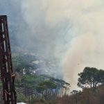 بالصورة – حريق كبير في احراج بدنايل يقترب من المنازل