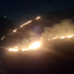 بالفيديو- في اقليم الخروب… نيران الحريق تتوسع ومساعٍ لإخمادها