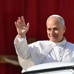 البابا لاوون الرابع عشر يغادر المطار متوجّهاً إلى القصر الجمهوري