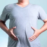 بالفيديو- علق زمّور في بطنه وصار يُصدر صوتاً مع كلّ حركة