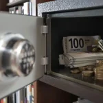 سَرَق مبلغ 300 ألف دولار في طرابلس ولاذ بالفرار