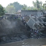 بالصور- فيضانات إندونيسيا: ارتفاع حصيلة القتلى إلى 303 أشخاص