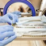 مستلزمات طبية مهرّبة “بالشنطة”… من يتحمّل المسؤولية؟