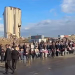 موكب البابا لاوون الرابع عشر يشق طريقه بين الحشود باتجاه موقع الانفجار في مرفأ بيروت