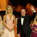 تجميد حسابات رئيس “ملكة جمال الكون” وسط تحقيق بتهم تهريب خطيرة