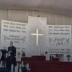 بدء القدّاس الإلهي الذي يحتفل به البابا في واجهة بيروت البحرية