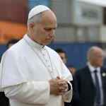 الباب يتوجّه الى طائرته بعد مراسم الوداع