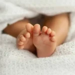 فضيحة بيع الأطفال تعود… طبيب يُزوّر الولادة وشبكات تخطف هويّة المواليد