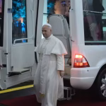 البابا صارخاً من لبنان: أنتم شعب لا يستسلم… مشهد “وحدوي” نادر وطلائع احتشادات شعبية