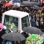 اليوم الثاني بين “الأعماق المسيحية” واللقاء المسكوني البابا محتضناً بالحشود: وطنكم سيستعيد شبابه