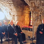 البابا من دير عنّايا: لا سلام من دون محادثات وحوار