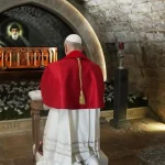 البابا بين لحظة عنايا وصوت الشبيبة في بكركي