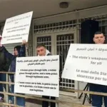 بالصور- شعارات ضدّ السلاح.. وقفة “قوّاتية” أثناء مرور البابا