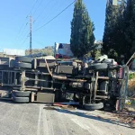 بالصورة- إنقلاب بيك أب على أوتوستراد عمشيت