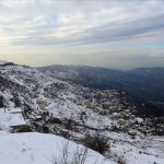 بالفيديو- الزائر الأبيض يغطّي مرتفعات جرود الضنيّة