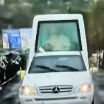 بالفيديو- مشهدٌ مؤثّر… حمامةٌ لم تترك سيّارة البابا