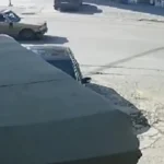 بالفيديو- سيّارة تصدم امرأة في وسط الطريق