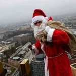 بالفيديو- سانتا يتدلّى في الهواء