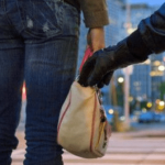 في المطعم… سرق محفظتها “عالمفضوح”