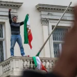 بالفيديو – استبدال العلم الإيراني بعلم “ما قبل الثورة” في لندن