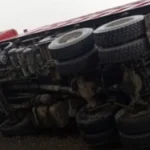 انقلاب شاحنة قبل جسر النملية يسبب زحمة سير