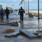 تحطُّم معظم المقاعد الإسمنتية في الواجهة البحرية لملعب صيدا بسبب ارتفاع الأمواج