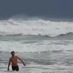 سباحة في الطقس العاصف.. مغامرة مفيدة أم مخاطرة قاتلة؟