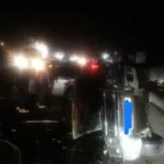 بالصورة- تصادم بين آليتين وانقلاب احداها على اوتوستراد الناعمة