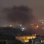 قنبلتان على سطح قرميد مبنى عين العديسة ليلا