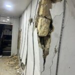 بالصور- استمرار جهود الإنقاذ لانتشال عائلة عالقة تحت أنقاض مبنى منهار في طرابلس