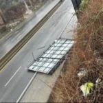 سقوط لوحة إعلانية على أوتوستراد البترون