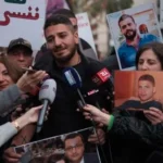 بالفيديو- أهالي ضحايا المرفأ يشعلون الإطارات أمام مبنى مديرية الجمارك