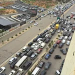 قطع محتجّون الطريق على جسر الرينغ