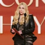 شير تتسلّم جائزة الإنجاز مدى الحياة في ظهور مفاجئ في حفل GRAMMY AWARDS