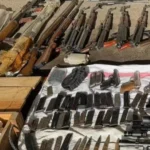 بالصور – أسلحة وذخائر حربيّة… والجيش يتحرّك