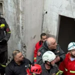 بالفيديو: انتشال امرأة من تحت ركام المبنى المنهار في منطقة التبانة