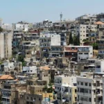 إخلاء العائلات الموجودة في مبانٍ قريبة من المبنى المنهار في طرابلس