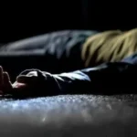 إنتشال جثّة امرأة الآن من تحت أنقاض المبنى المنهار في طرابلس