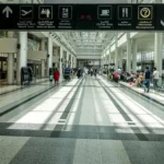 عزيز ينفي إلغاء رحلات إلى مطار بيروت