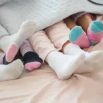 النوم بالجوارب… راحة شتوية أم مخاطر صحية؟