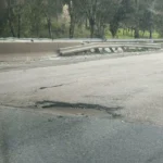 بالصورة- على أوتوستراد شكّا… إحذروا هذه الحفرة الكبيرة