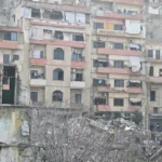 بالفيديو-إنهيار شرفة مبنى في مدينة الميناء – طرابلس