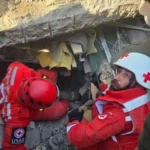 بالصورة: الصليب الاحمر ينقذ امرأة بالغازية